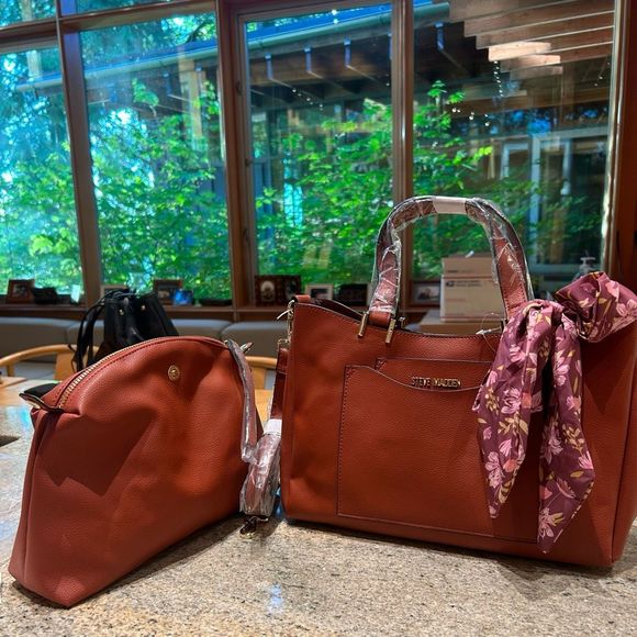 Steve Madden Handbags - NWT 2in1 Steve Madden Crossbody Bag + Pouch